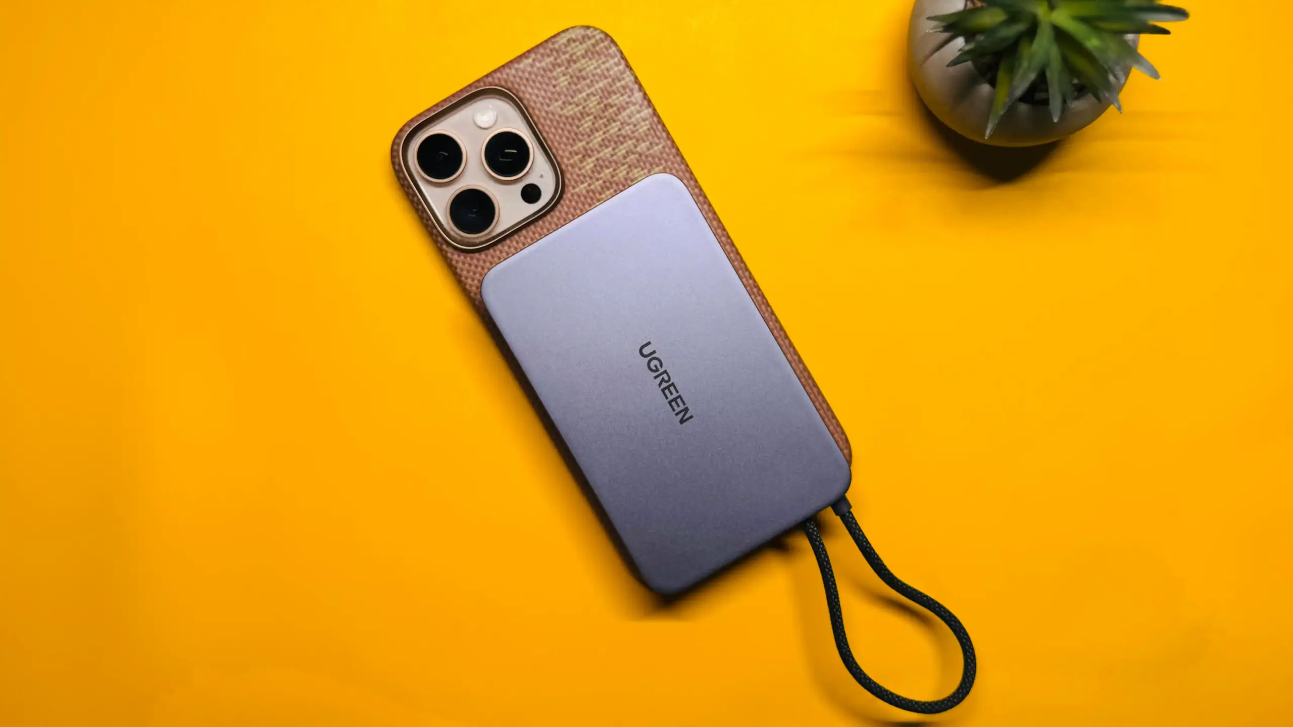 Нашли ультратонкий пауэрбанк с быстрой зарядкой iPhone. У этого Ugreen есть встроенный кабель и MagSafe