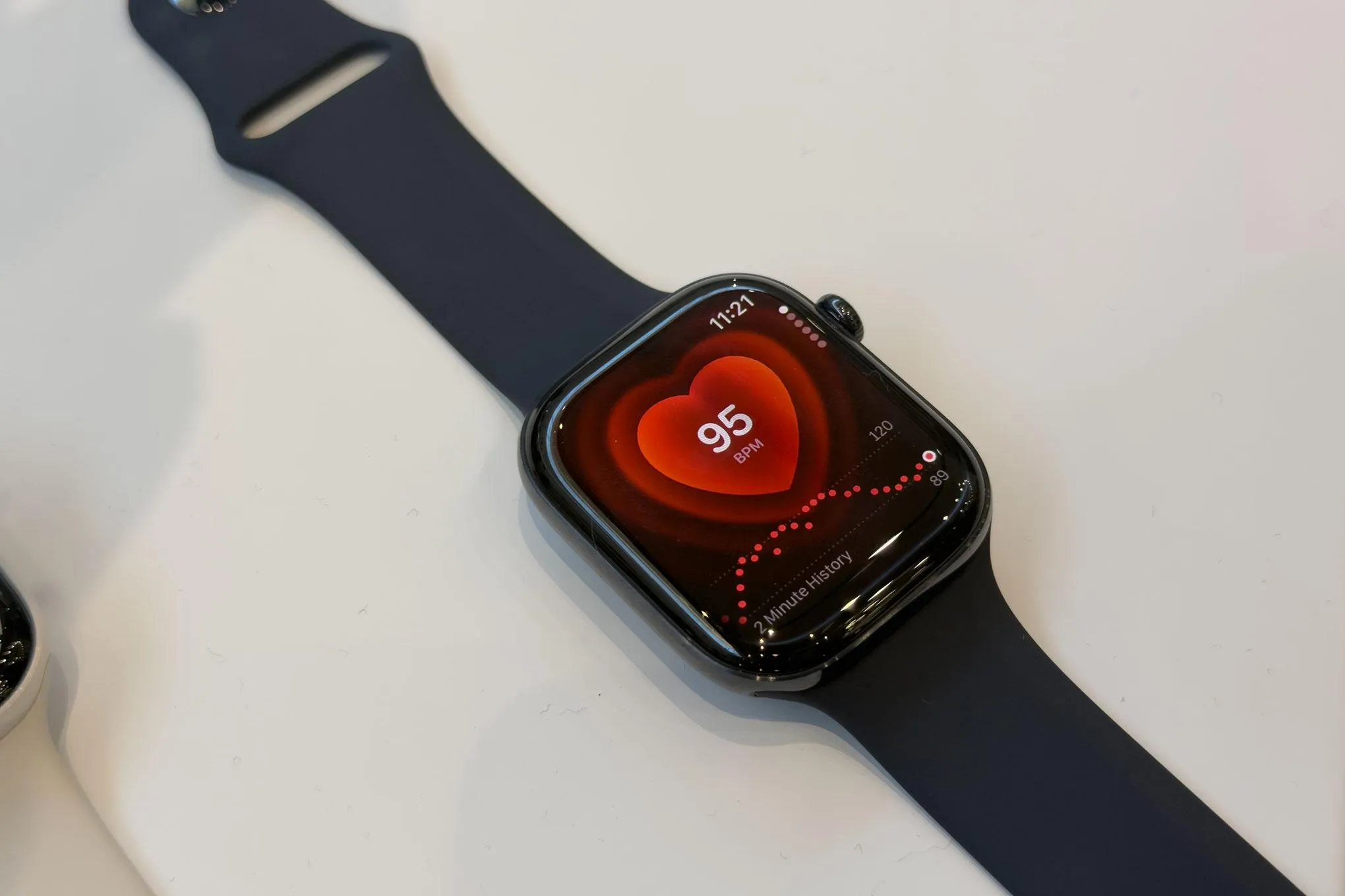 Apple Watch 12 – минорный апдейт с акцентом на пульсометр. Смарт-часы получили новый чип, керамическую версию и автономность 24 часа