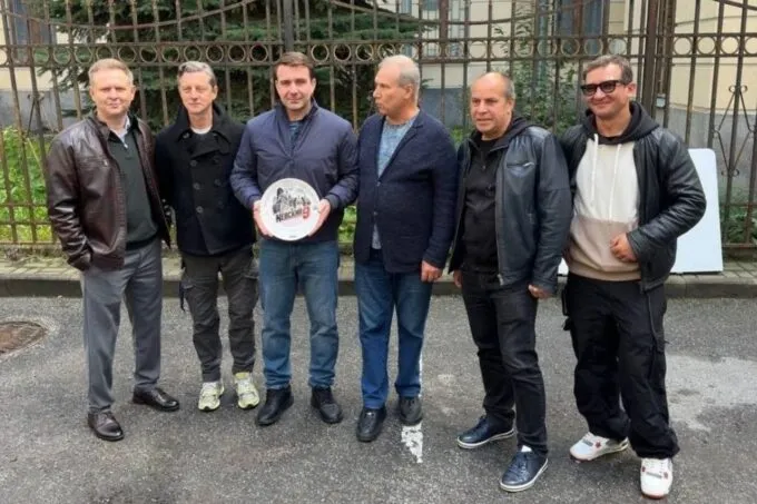 Антон Васильев (в центре с тарелкой) на съемках девятого сезона сериала НТВ «Невский»