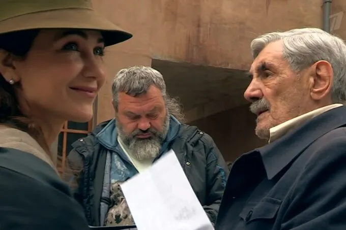Екатерина Климова, режиссер Алексей Карелин и Александр Панкратов-Черный на съемках сериала Первого канала «По законам послевоенного времени»