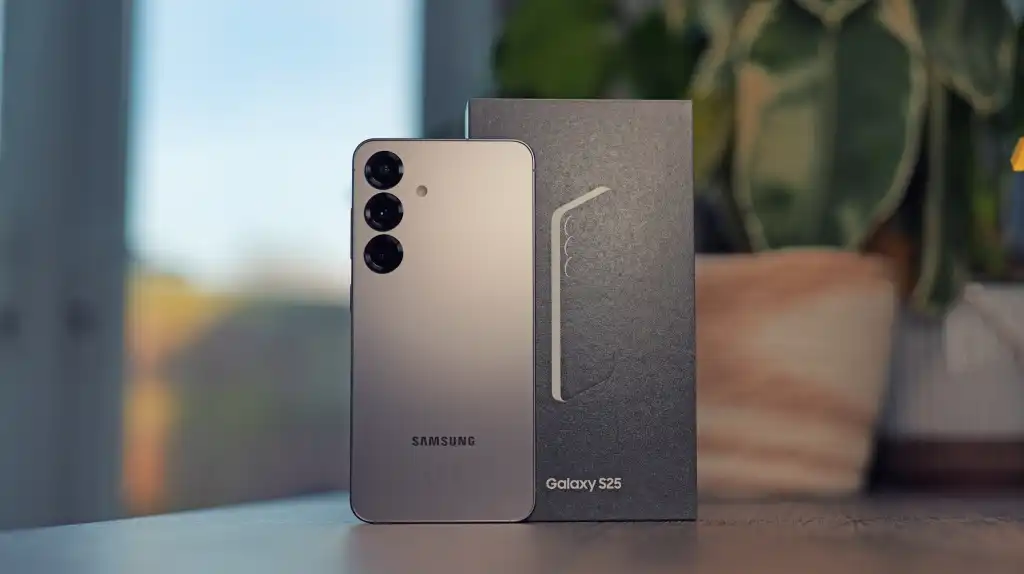 Лучший компактный флагман Samsung Galaxy сливают по минимальной цене. У него чипсет Snapdragon и поддержка до 2032 года
