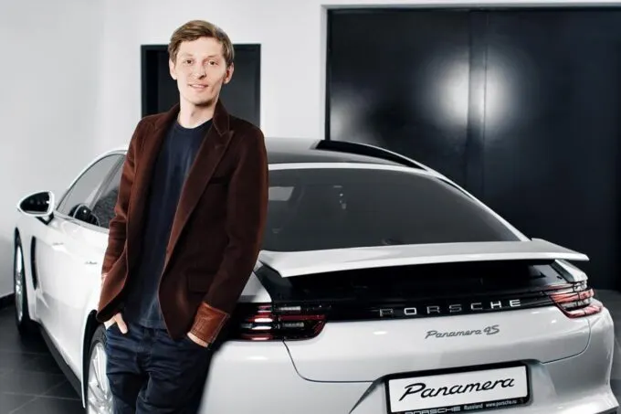 Павел Воля и Porsche Panamera (фото: соцсети Comedy Club)