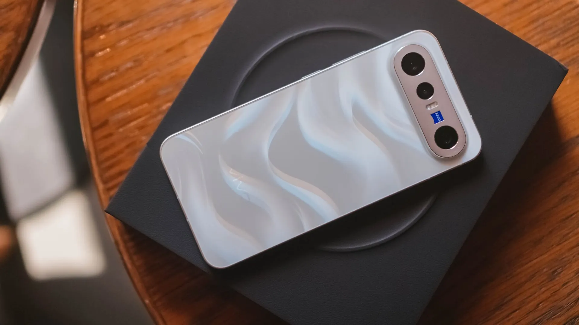 Vivo X300 FE подешевел на Маркете. Это лучший компактный флагман