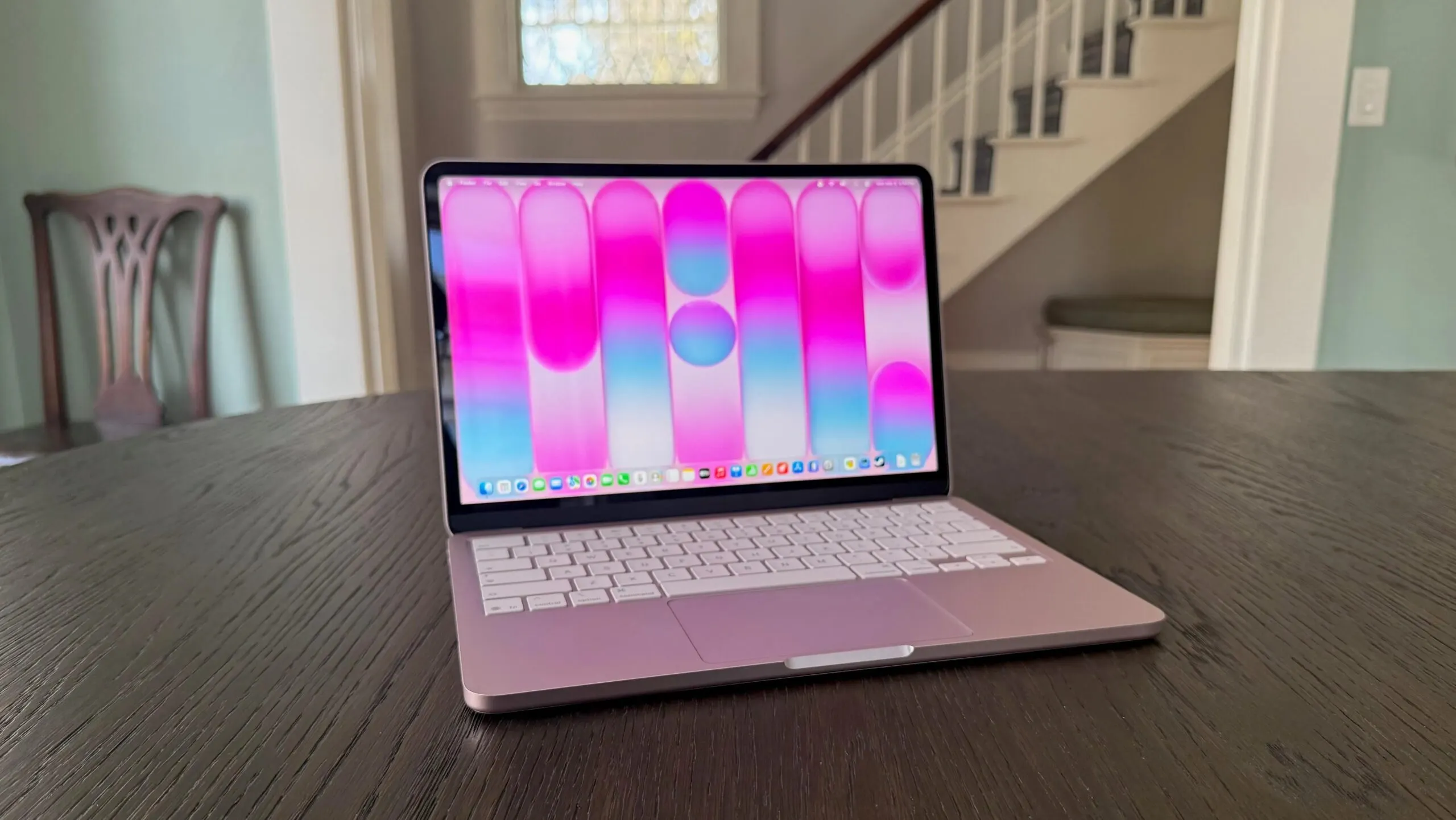 Только этот MacBook стоит брать осенью 2026 года. У него сочный экран и шикарная автономность