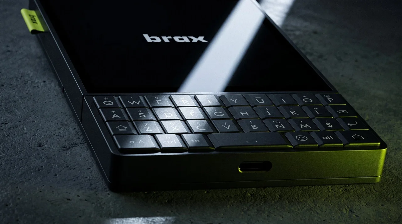 Подражатели BlackBerry создали компактный смартфон. У него QWERTY-клавиатура и переключатель приватности