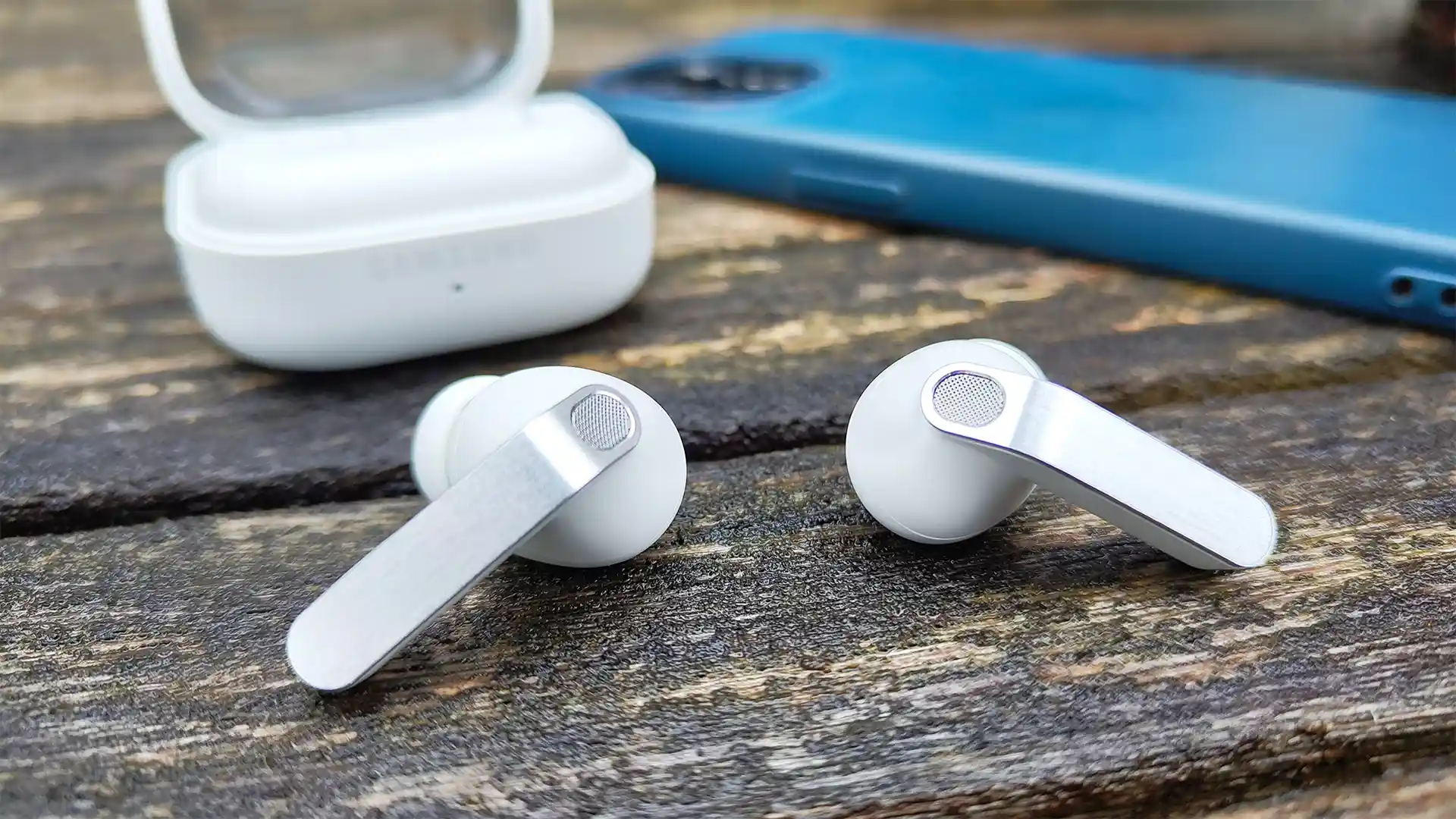 Эти Samsung Galaxy — главный конкурент AirPods Pro 3. Мы нашли минимальную цену 
