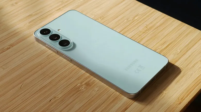 Что лучше — Samsung Galaxy S26 FE или Honor 600 Pro? Битва главных субфлагманов рынка