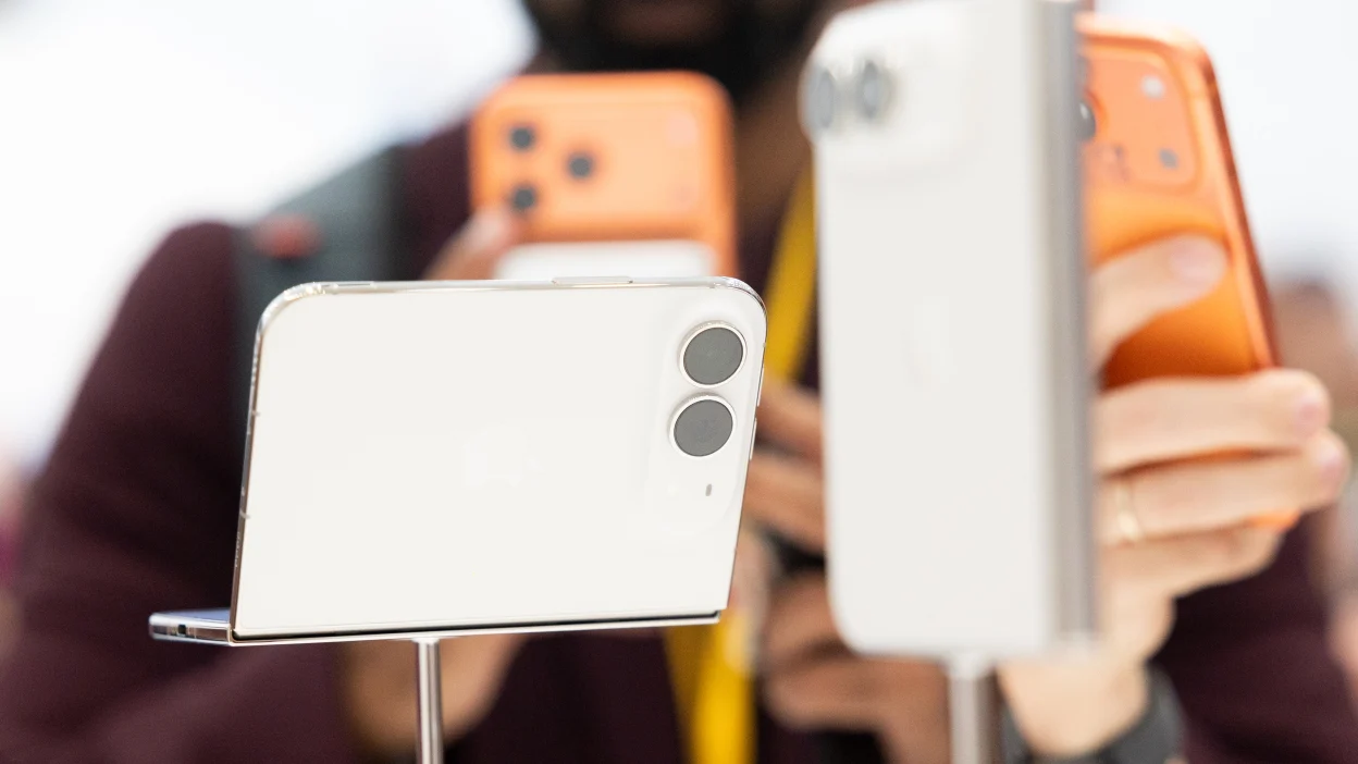 10 главных минусов iPhone Duo. Например, очень дорогой ремонт и проблемы с эргономикой