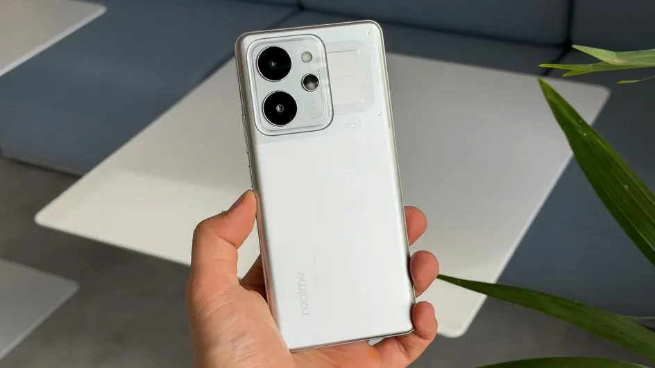 У этого смартфона Realme гигантская батарея на 10001 mAh. Сейчас его сливают по отличной цене