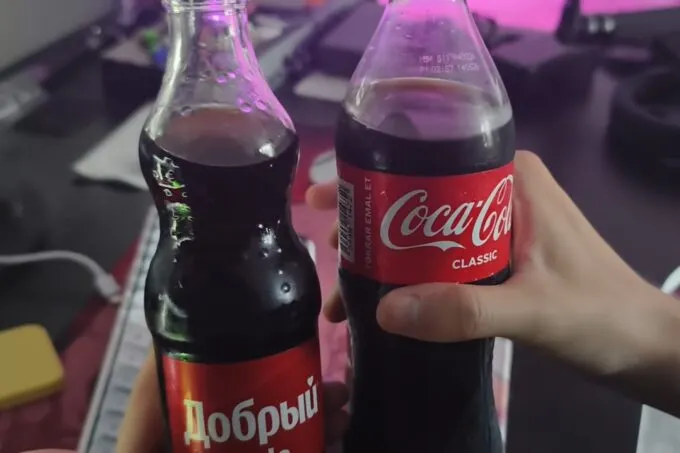 «Добрый Cola» и Coca-Cola в руках Пуговкина