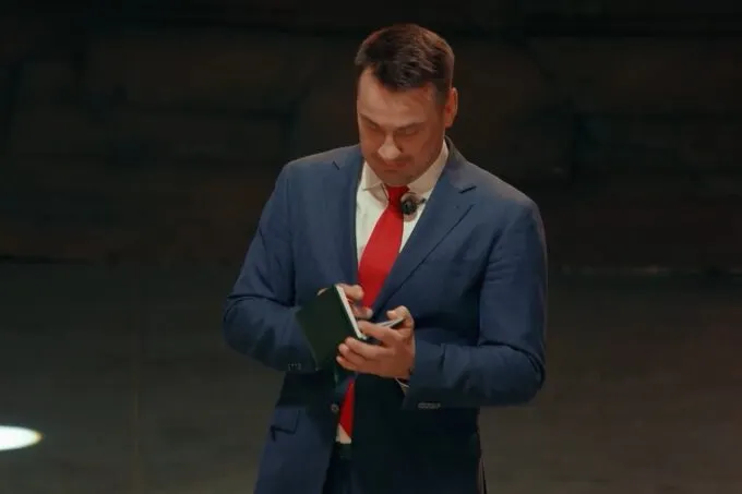 Дмитрий Носов записывает в блокнот на съемках шоу ТНТ «Титаны»