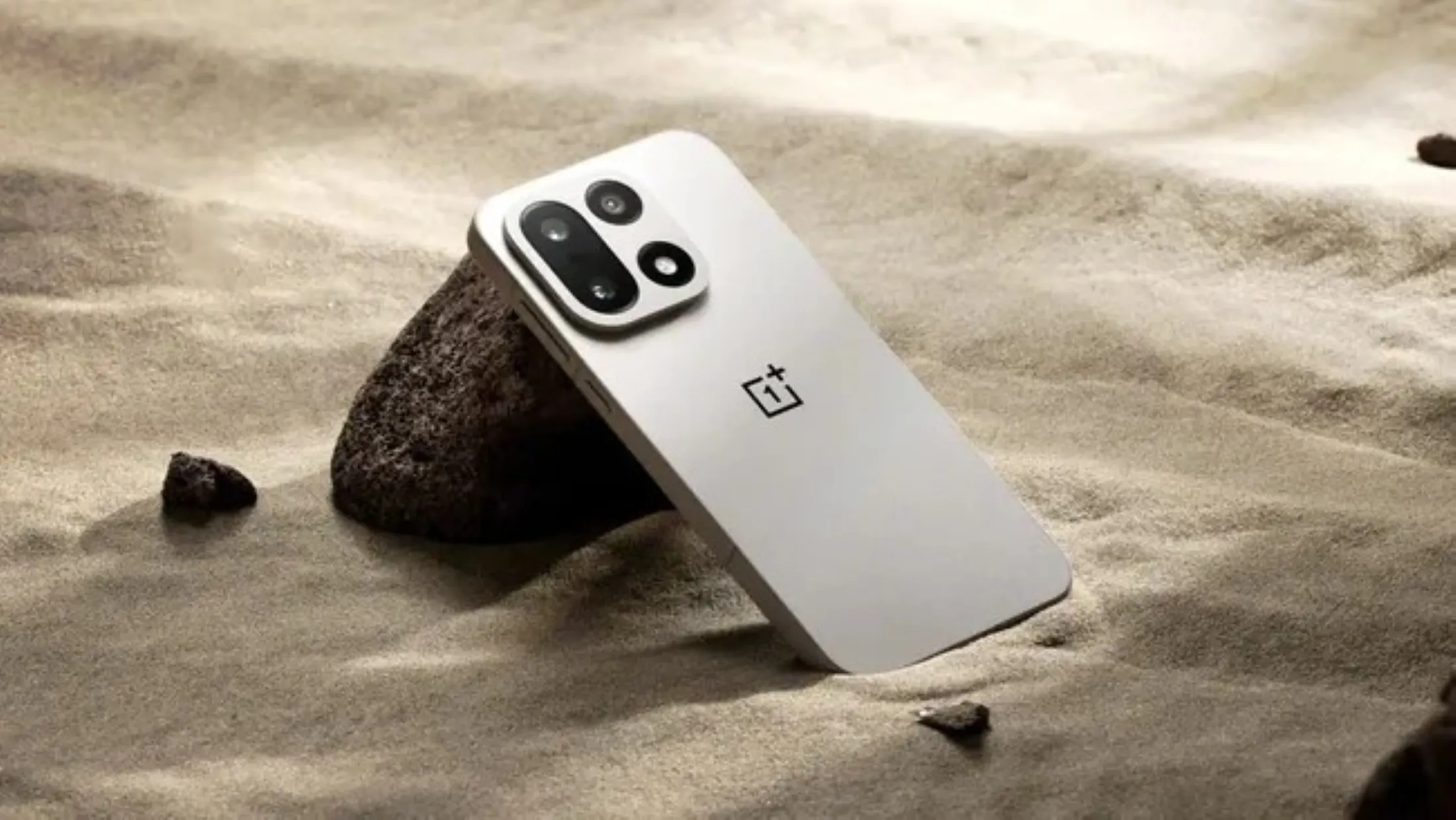 5 плюсов OnePlus 15R. Почему это идеальный субфлагман для геймеров?