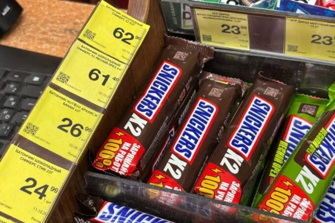 Snickers на полке «Красное и Белое» (фото: «Продукт Медиа»)