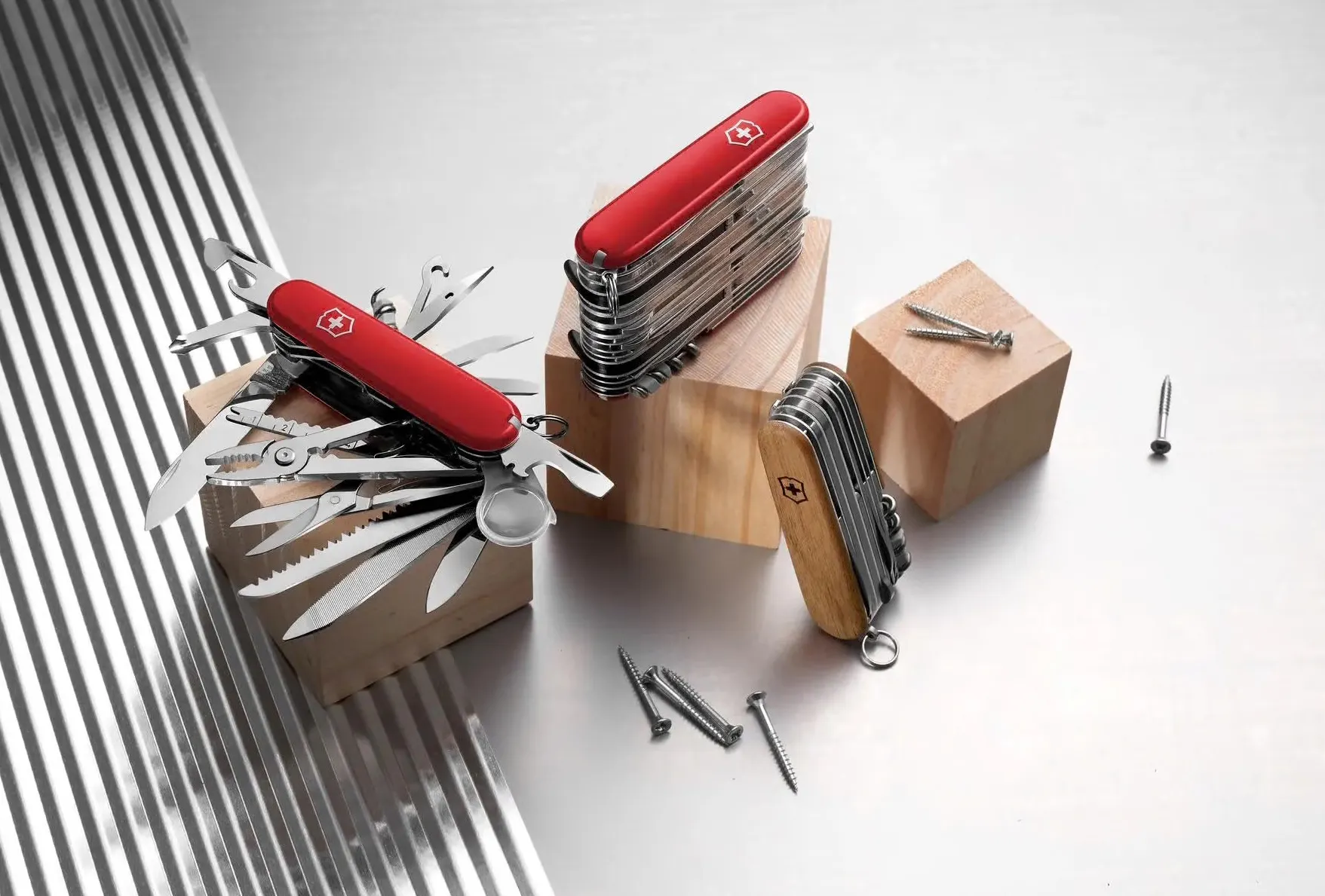 Легендарный швейцарский нож Victorinox отдают по отличной цене. У него 13 функций для туризма и города