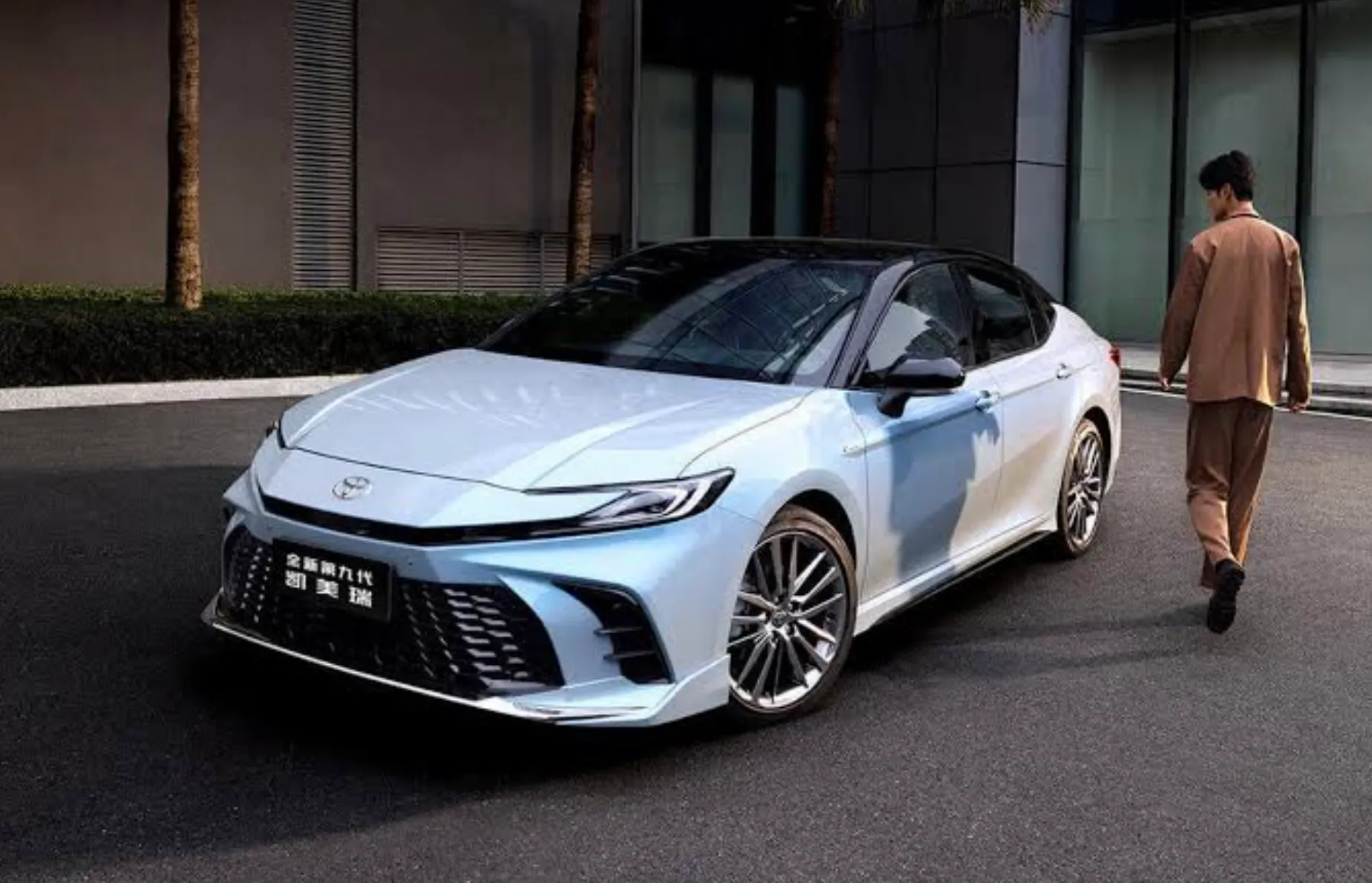 В Россию привезли свежую Toyota Camry. Цена адекватная